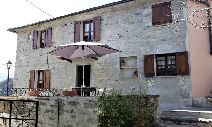 Borzonasca Maison | Looking for a dip into the past?Here is the typical country house that can give you that!