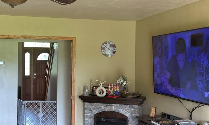 Oconomowoc Maison | Looking for a large home with acres during RNC? Great trails and backyard