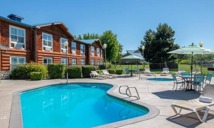 Boardman Maison | Looking for a Place to Relax? Enjoy the Stunning View of Columbia River w/ Pool