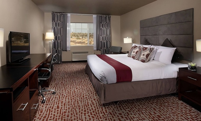 Pullman Hôtel | Looking for Perfect Getaway Location? Spacious Room w/ King Bed, Free Breakfast
