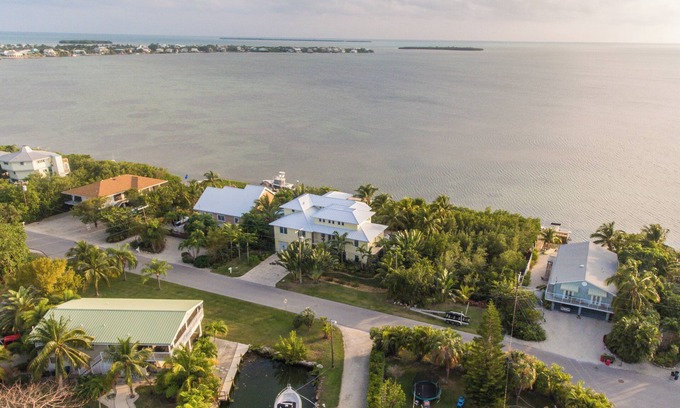 Cutthroat Harbor Estates Maison | Looking for the ultimate Keys Vacation here it is 4 bedroom 3.5 Bath Pool Home