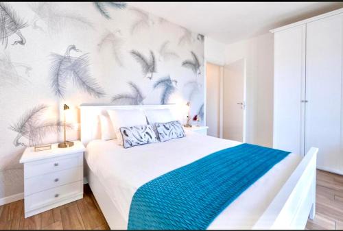 Albate Appartement | Lora feathers Suite, free parking, self check in,4