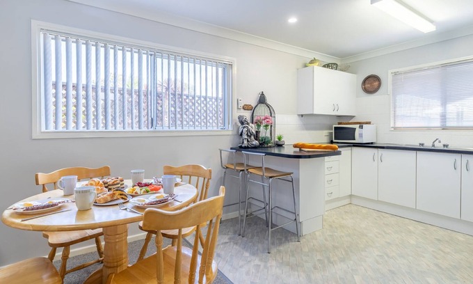 Shoal Bay Appartement | Lorikeet Retreat, 2/117 Tomaree Rd - Pet Friendly, Air Conditioned Holiday House
