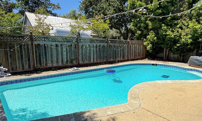 Los Altos Hills Maison | Los Altos Hills Retreat Near Stanford w/Pool, KTV, Hot Tub & Game Room