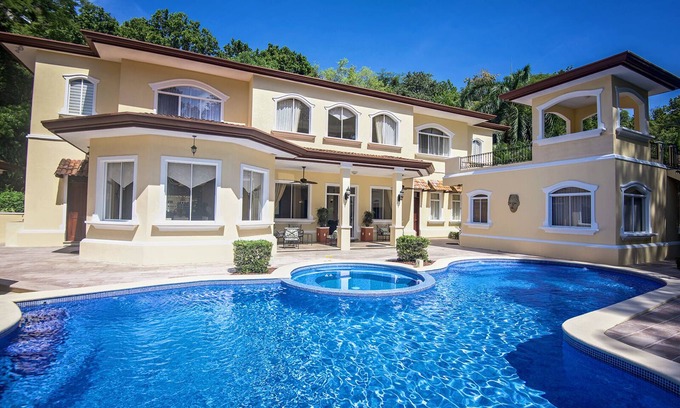 Jaco Maison | Los Sueños Luxury House – 7 Ensuite Bedrooms