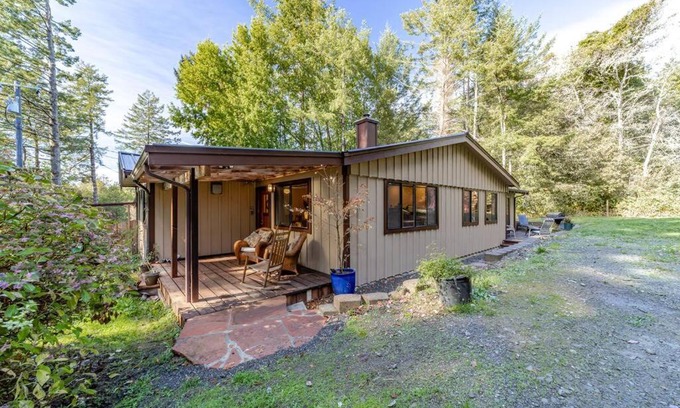 Carlotta Maison | Lost Coast Cottage Petrolia