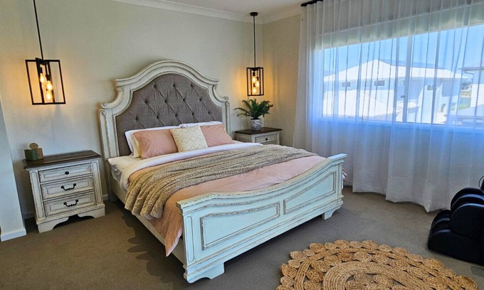 Mango Hill Maison | 'Lotus' - Grand Home in Mango Hill - Sleeps 8