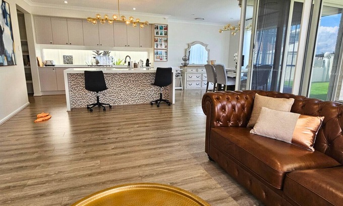 Mango Hill Appartement | 'Lotus' - Grand Home in Mango Hill - Sleeps 8