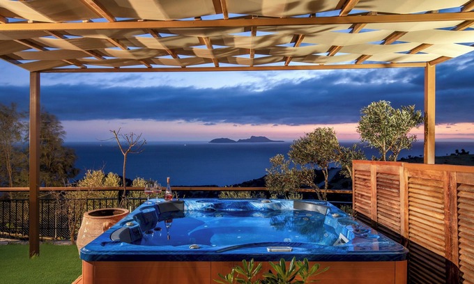 Vizari Appartement | Lotzetta Giannios Suite with Hot Tub by Estia