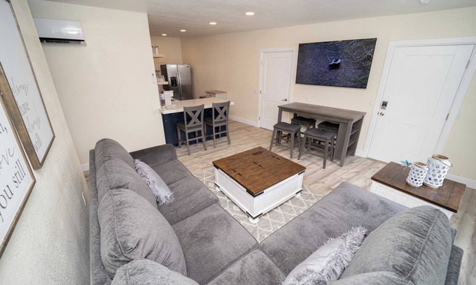 Globe Appartement | Lou Lou's Cozy Corner. Cool apartment with cold AC in charming Globe.