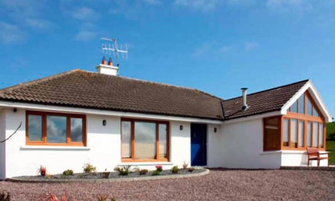 Union Hall Cottage | LOUGH CLUHIR COTTAGE, pet friendly in Union Hall, County Cork
