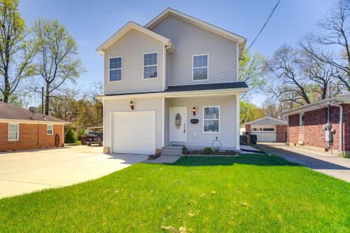 Lyndon Maison | Louisville Retreat with Deck about 11 Mi to Downtown!