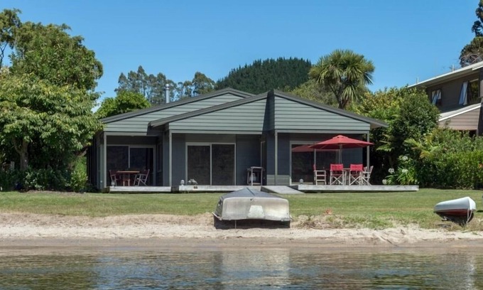 Lake Okareka Maison | SALON DE LA PELOUSE AU LAC - BORD DE L'EAU