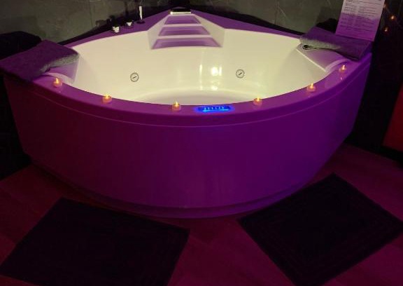 Bonnetable Appartement | Love room avec jacuzzi privé