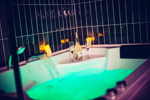 Notre-Dame-Limite Hôtel | Love Room du Mont d'Or - Baignoire SPA - Minibar offert