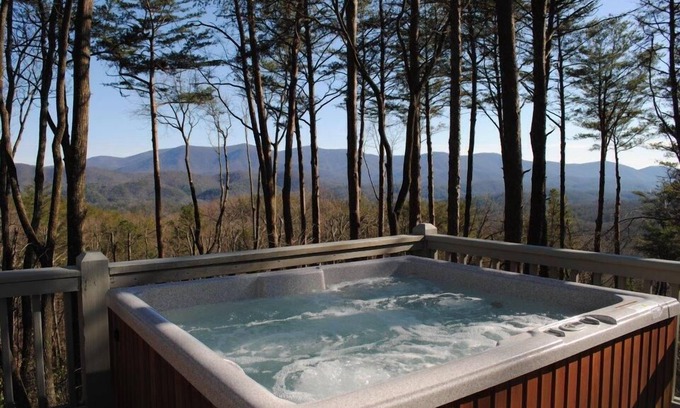 Blue Ridge Cabine | Vues à couper le souffle! Spa sur le pont! Soigneusement soigné! Super endroit!