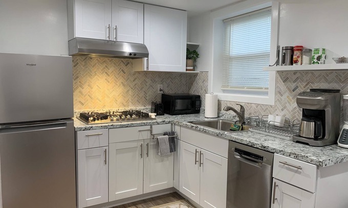 Industry Appartement | LOVELY 1- BEDROOM APARTMENT WITH FREE PARKING.