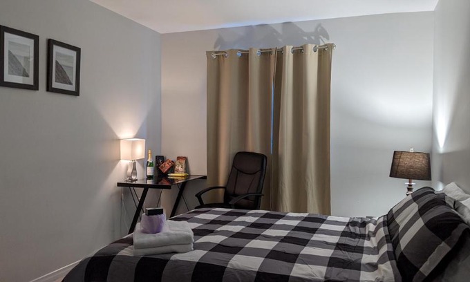 Thorold Maison | Lovely 1 Bedroom in a beautiful House on Bus Route AJ
