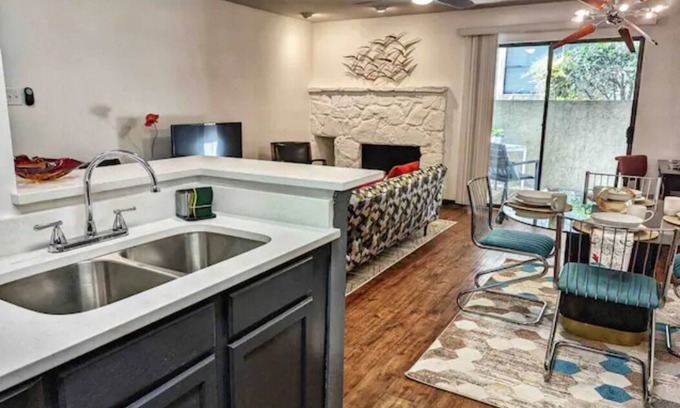 Medical Center District Copropriété | Lovely 1-Bedroom Med Center Condo w/Pool Access