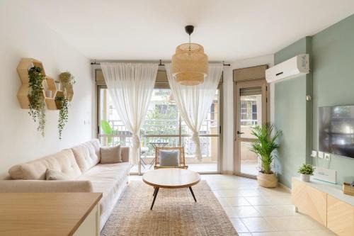 Florentin Appartement | Lovely 1BR Apt Florentin Center-Elevator-Balcony