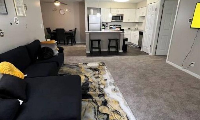 Naperville Appartement | Lovely 2-Bdrm unit with pool. Home away from home.