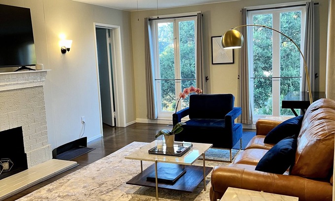 Trestle Glen Maison | Lovely 2 bed/1 bath duplex unit with parking, in-unit laundry and shared yard.