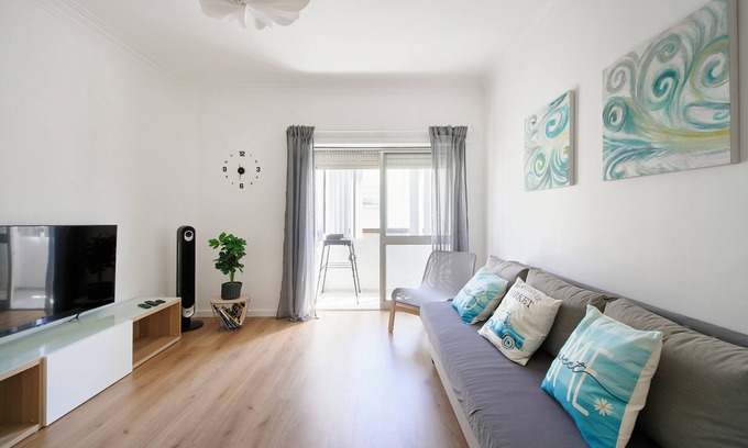 Moita Appartement | Lovely 2 bed apartment in quiet Lisbon South Bay - Close to the best beaches!