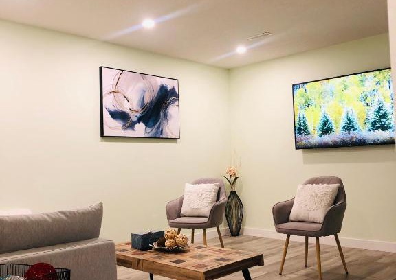 Springbank Hill Maison | Lovely 2-bedroom suite with private entrance