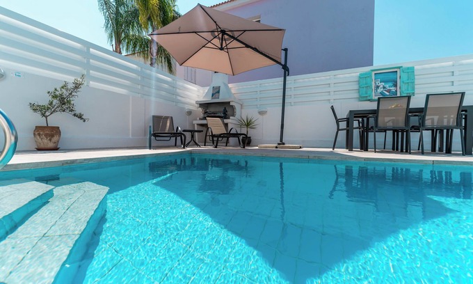 Paralimni Villa | Belle villa de 2 chambres à Ayia Triada: à 100 mètres de la plage