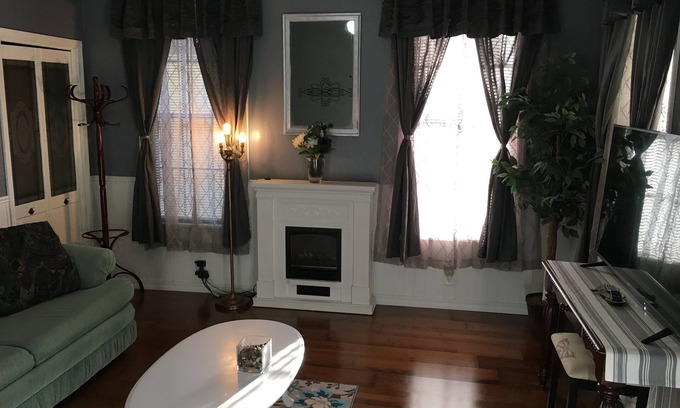 Lake View Maison | Lovely 3 bed 2 bath old fashioned house with coffee bar