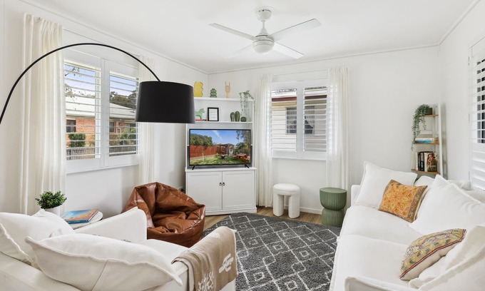Ferny Grove Maison | Lovely 3-Bed Family Home with Spacious Backyard
