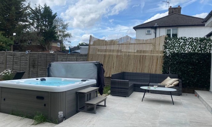 Potters Bar Maison | Lovely 3-Bed House in Potters Bar jacuzzi & 75inch