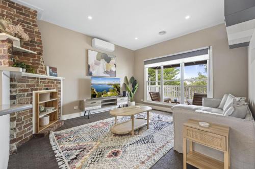 Golden Point Maison | Lovely 3-Bed with Alfresco Dining in Prime Suburb