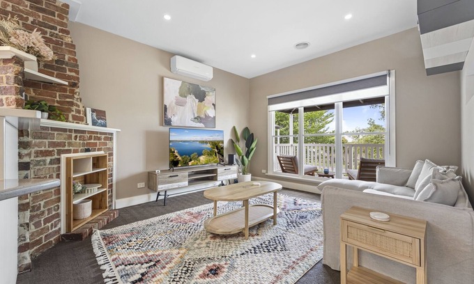 Golden Point Maison | Lovely 3-Bed with Alfresco Dining in Prime Suburb