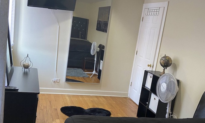 South Chicago Maison | Lovely 3 Bedroom Duplex Apartment w/ Game Room