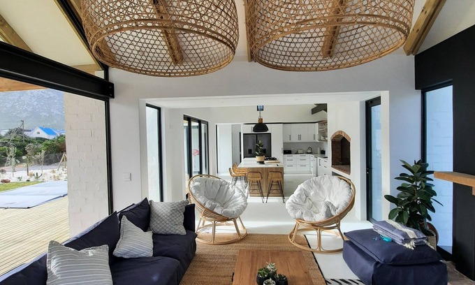 Pringle Bay Maison | Lovely 3 bedroom house within 5 minute walk from the beach