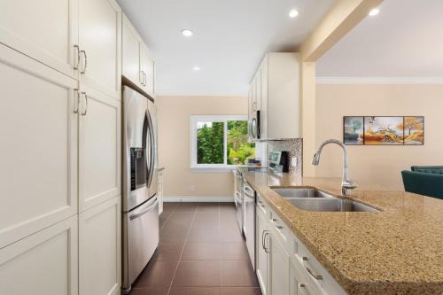 Port Moody Maison | LOVELY 3 bedroom PORT MOODY spacious home 6 people free parking