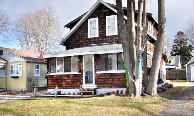 Saybrook Manor Maison | Lovely 3 BR Beach house with beach just a 1 block walk away