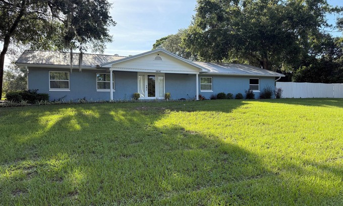 Eustis Maison | Lovely 3-Master bedroom house in Eustis with plenty of parking and a pizza oven.