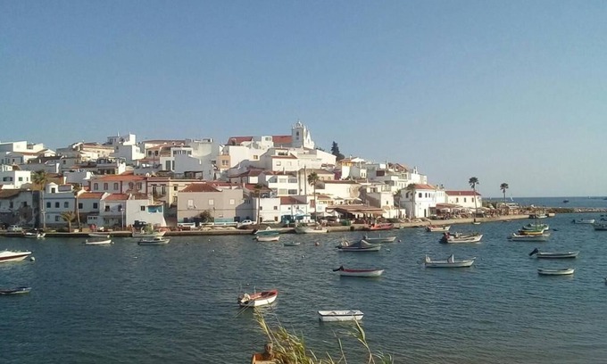 Mexilhoeira da Carregacao Appartement | Lovely 4-Bed Apartment in Estombar