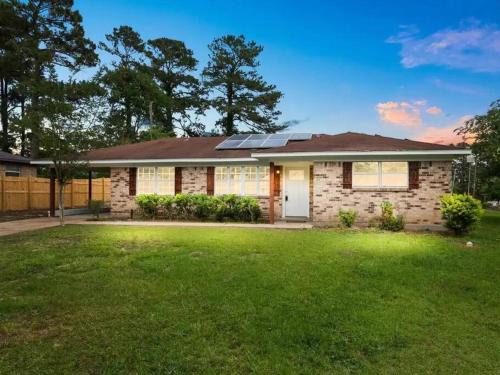 New Llano Maison | Lovely 4 BR Home Near Fort Johnson-14 Minute Drive