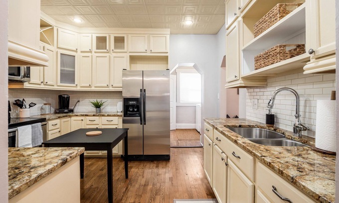 Livingston Park Maison | Lovely 5Br in Olde Town East