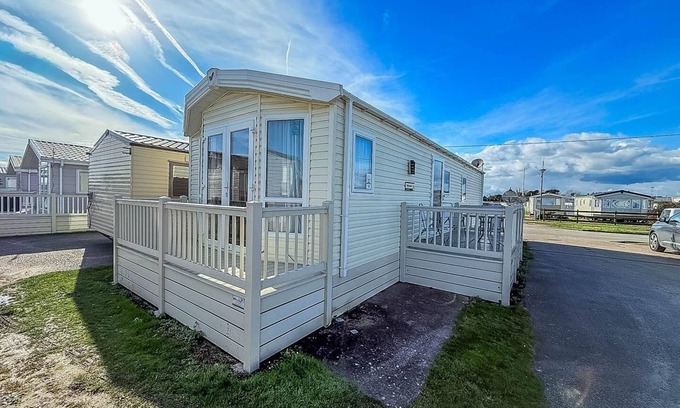 Felixstowe Maison | Lovely 6 berth caravan at Suffolk Sands Holiday Park ref 45010MV