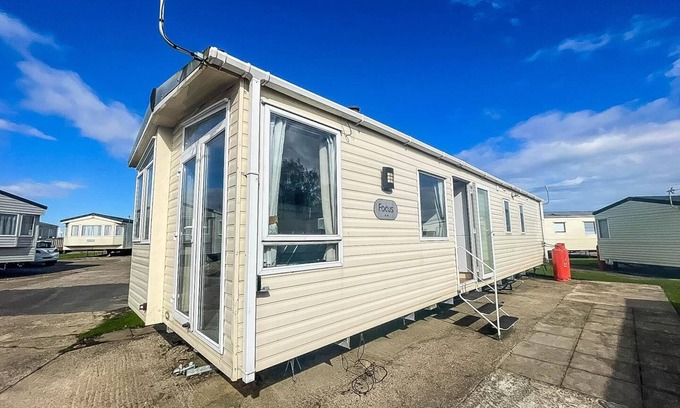 Winestead Maison | Lovely 6 berth caravan with free WiFi at Sand Le Mere, Yorkshire ref 71011C