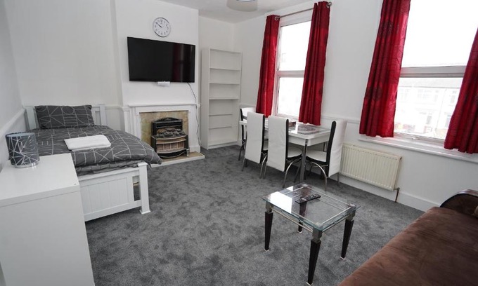 Loxford Appartement | Lovely and spacious Apt Near Barking Station