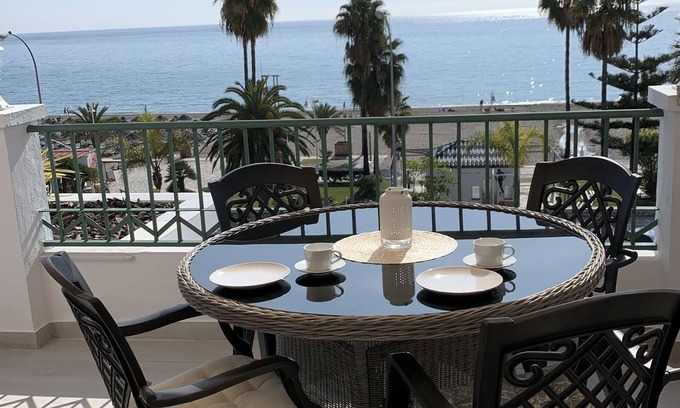 Nerja Appartement | Charmant appartement sur la plage avec vue sur mer, Wi-Fi, A/C, balcon et terrasse.