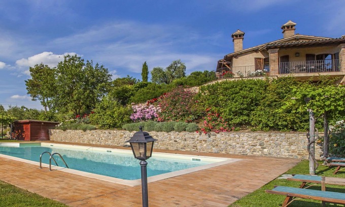 Allerona Appartement | Bel appartement pour 4 personnes avec WIFI, piscine, TV, patio, animaux admis et parking