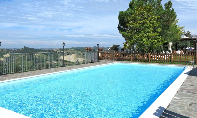 Vinchio Appartement | Confortable appartement avec WIFI, climatisation, piscine, TV, balcon, animaux admis et parking