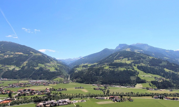 Hainzenberg Appartement | Lovely apartment for 4 guests with WIFI, TV and parking