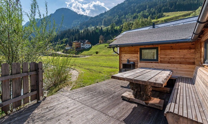 Solk Appartement | Confortable appartement pour 4 personnes avec bain à remous, WIFI, TV, patio et parking